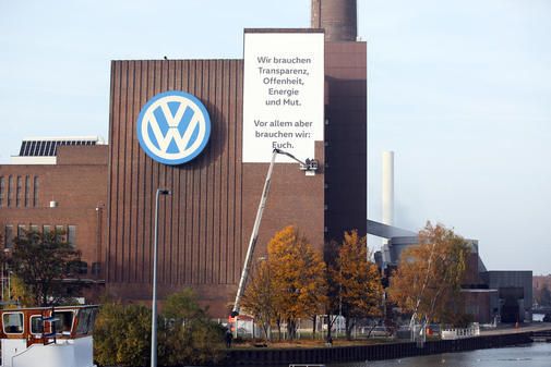 VW-Kampagne-Riesen-Plakat-am-alten-Kraftwerk_pdaArticleWide_zpscscqoj5y.jpg